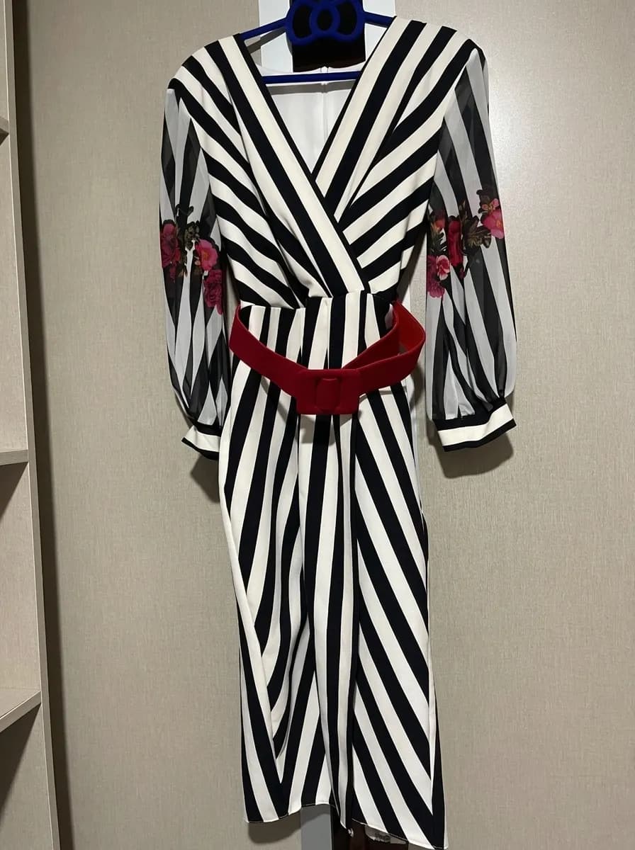 Robe Zèbre Midi avec Ceinture Rouge — Taille 40 Comme Neuve